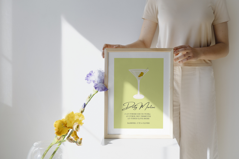 Dirty Martini Poster – Cocktail Rezept Print auf 350 g/m² Bilderdruckpapier – Umweltfreundlicher Druck, Hochwertiger Holzrahmen – Moderne Bar- und Küchen-Deko, Geschenk für Martini-Liebhaber
